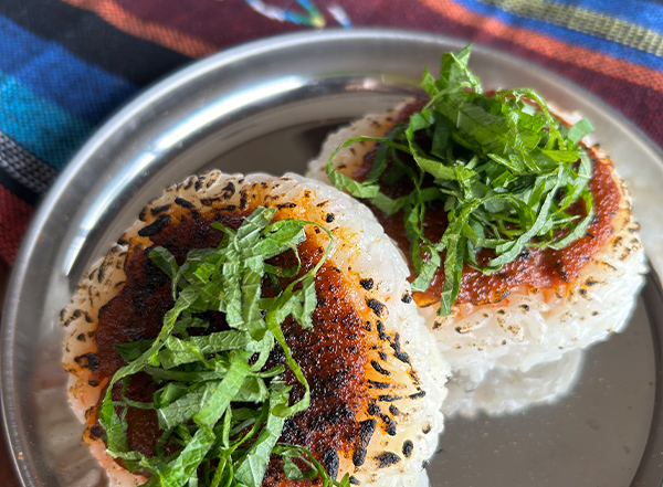 ピリ辛で一汗!本山赤醤焼きおにぎり